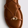 Paula Echevarría sandaler med remmar och charm