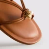 Paula Echevarría sandaler med remmar och charm