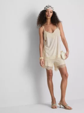 Paula Echevarría, satin-cami-top med spetskant