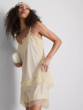 Paula Echevarría, satin-cami-top med spetskant