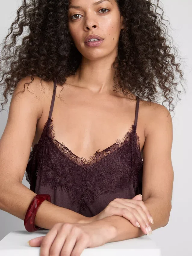 Paula Echevarría, satin-cami-top med spetskant