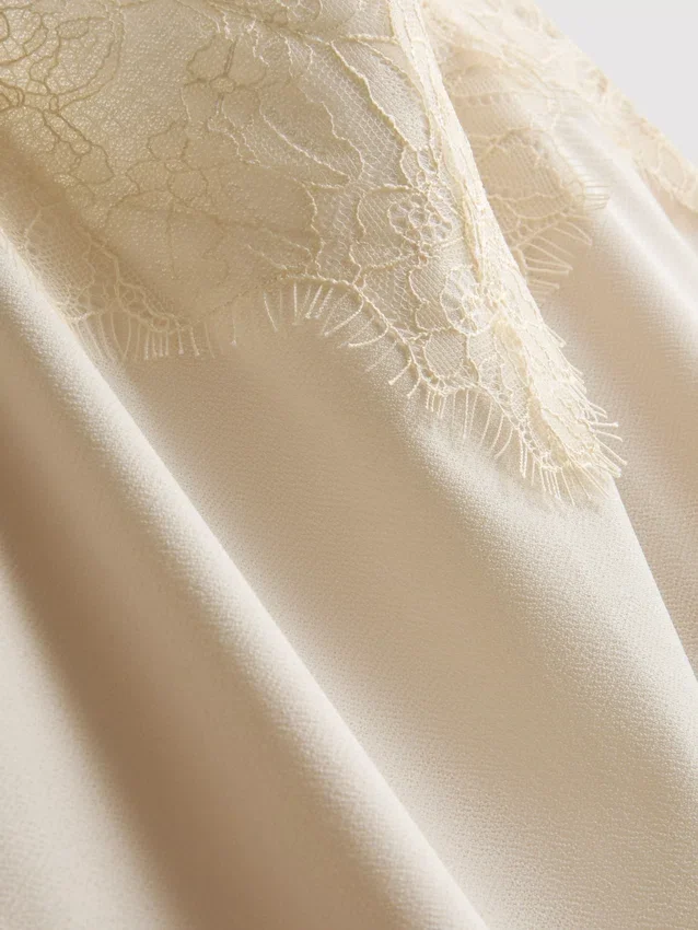 Paula Echevarría, satin-cami-top med spetskant