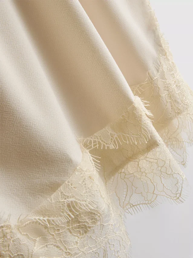 Paula Echevarría, satin-cami-top med spetskant