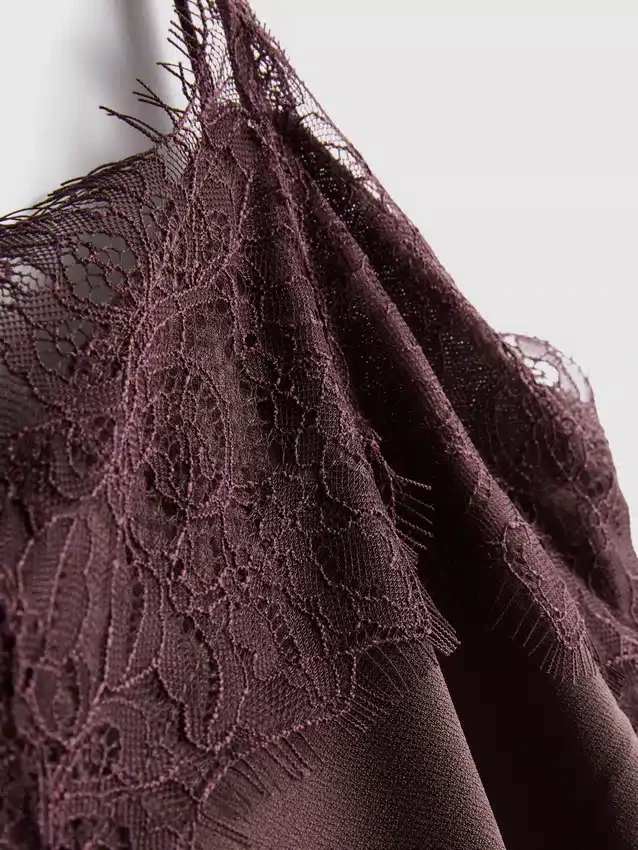 Paula Echevarría, satin-cami-top med spetskant