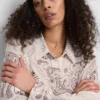 Paula Echevarría: Skjorta i paisley-mönstrad, skrynklig satin med knappar
