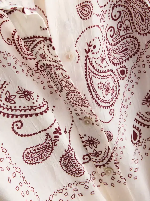Paula Echevarría: Skjorta i paisley-mönstrad, skrynklig satin med knappar