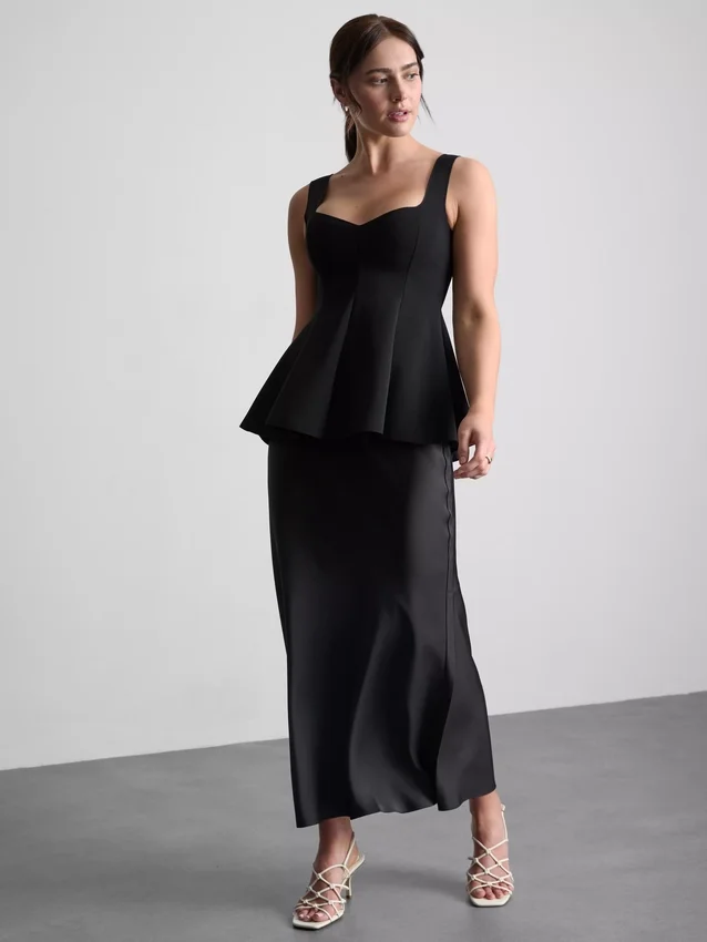 Peplum-top i crepe med hjärtformad halsringning