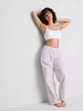 Perfekta för avslappning: randiga pyjamasbyxor med raka ben