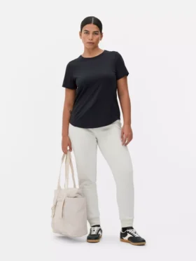 Performance-T-shirt med rundad nederkant