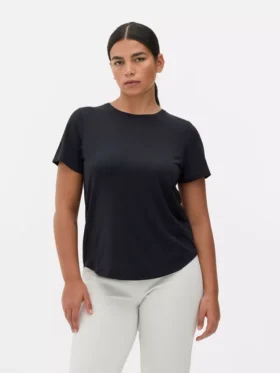 Performance-T-shirt med rundad nederkant