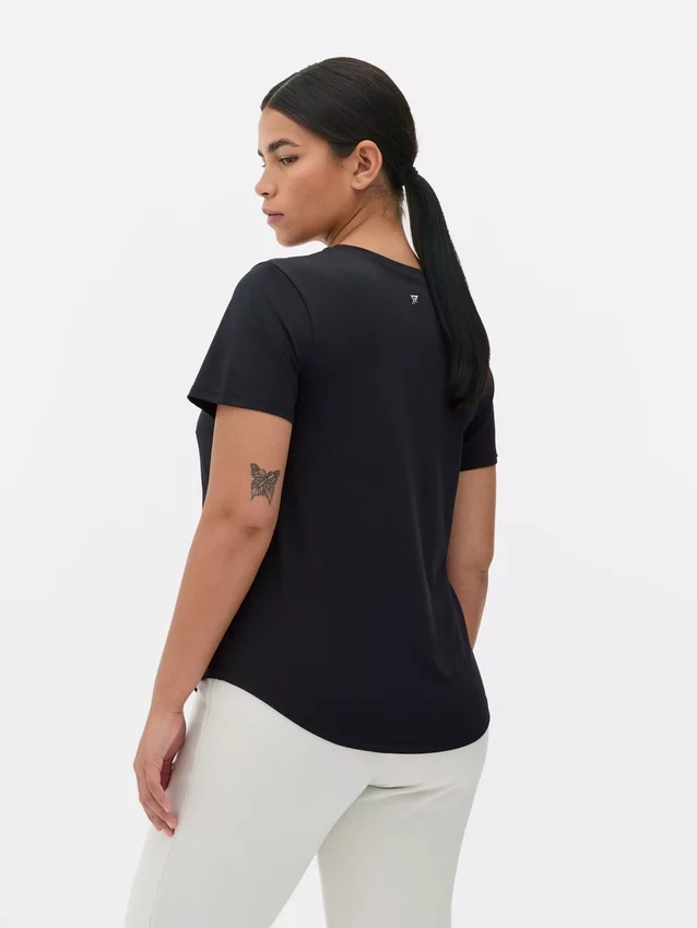 Performance-T-shirt med rundad nederkant