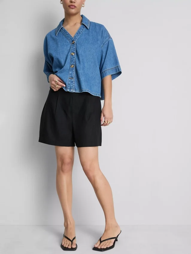 Plisserade shorts i linneblandning
