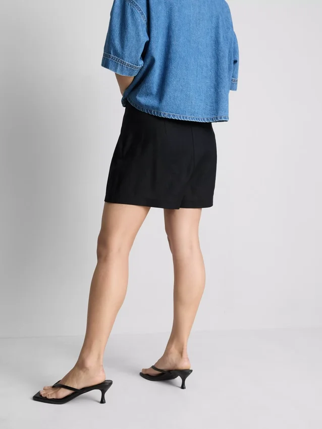 Plisserade shorts i linneblandning