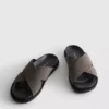 Pooltofflor med korsade remmar
