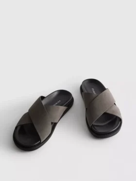 Pooltofflor med korsade remmar