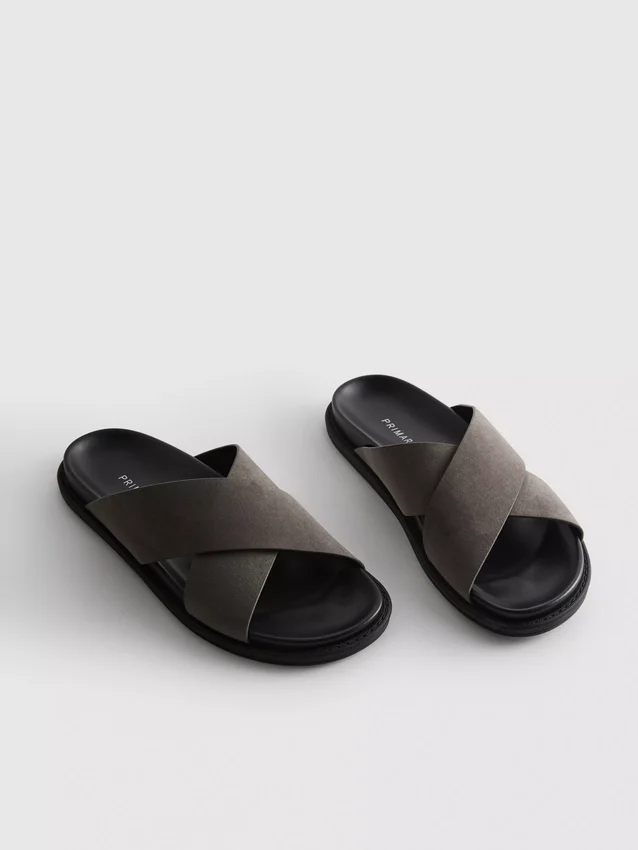 Pooltofflor med korsade remmar