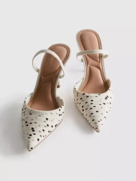 Pumps med spetsig tå och prickmönster
