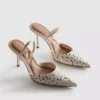Pumps med spetsig tå och prickmönster