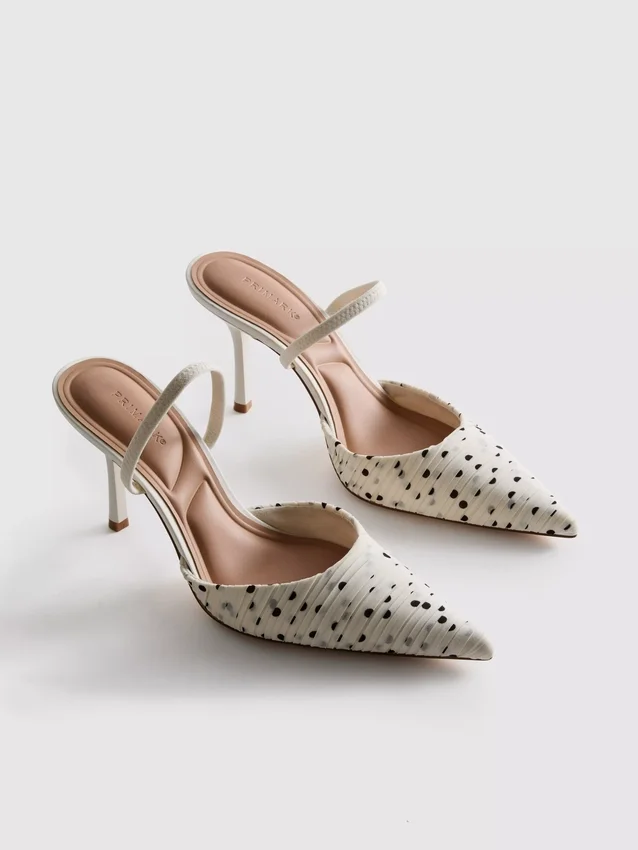 Pumps med spetsig tå och prickmönster