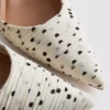 Pumps med spetsig tå och prickmönster