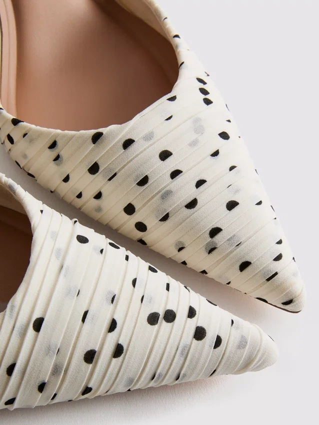 Pumps med spetsig tå och prickmönster