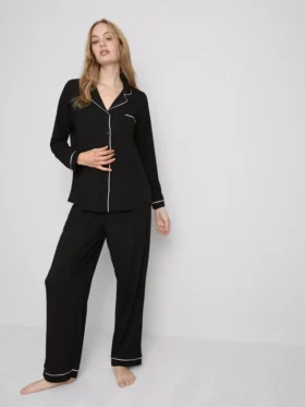Pyjamasar i boyfriend-modell med kontrasterande kantband