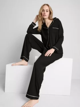 Pyjamasar i boyfriend-modell med kontrasterande kantband