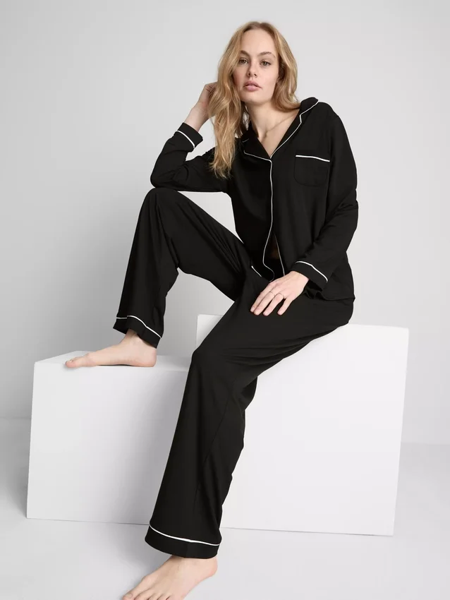 Pyjamasar i boyfriend-modell med kontrasterande kantband