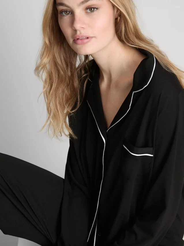 Pyjamasar i boyfriend-modell med kontrasterande kantband