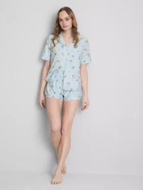 Pyjamasar i kort modell med ”Breakfast”-tryck