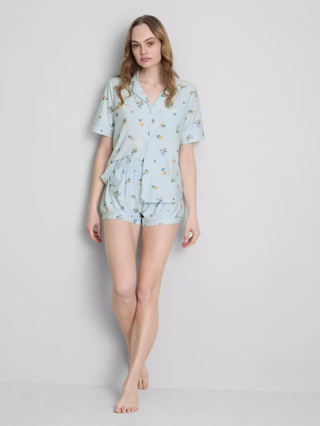 Pyjamasar i kort modell med ”Breakfast”-tryck