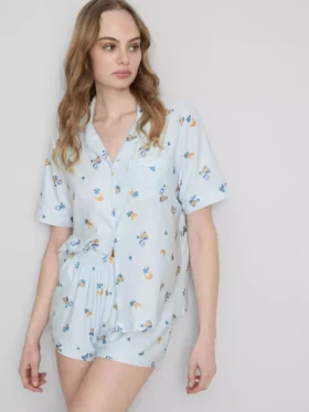 Pyjamasar i kort modell med ”Breakfast”-tryck