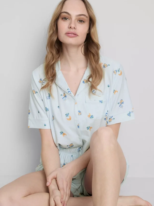 Pyjamasar i kort modell med ”Breakfast”-tryck