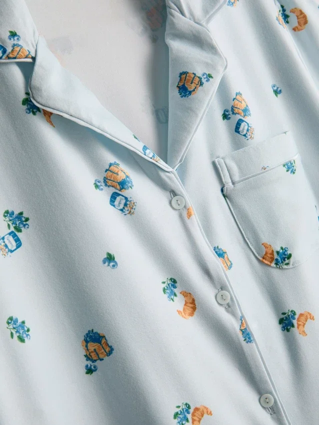 Pyjamasar i kort modell med ”Breakfast”-tryck