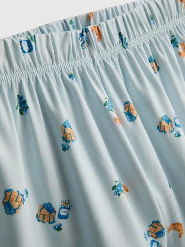 Pyjamasar i kort modell med ”Breakfast”-tryck