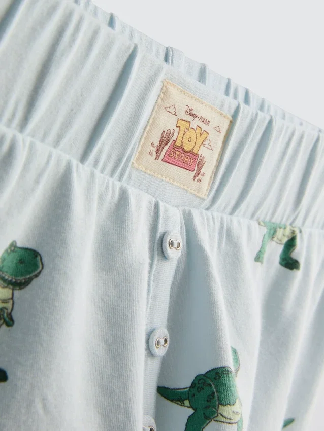 Pyjamasar i kort modell med grafiskt tryck från Disney Pixar, med hög bomullshalt