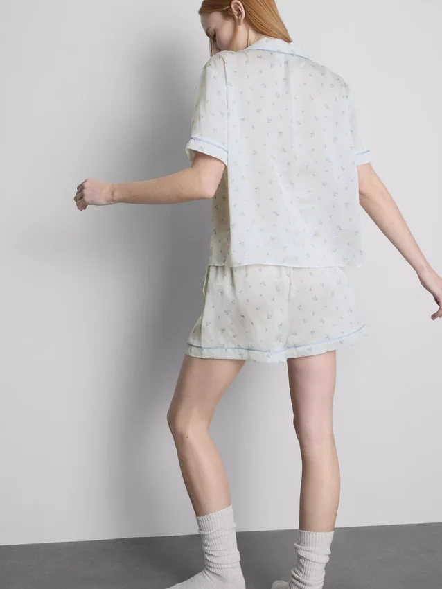 Pyjamasar i satin med blommönster i boyfriend-stil