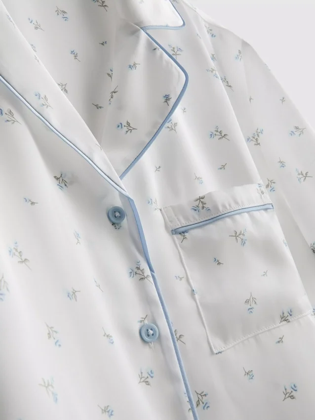 Pyjamasar i satin med blommönster i boyfriend-stil