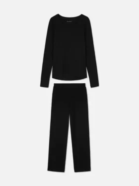 Pyjamasar med långärmad topp och sweatpants
