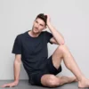 Pyjamasar-set med t-shirt och shorts