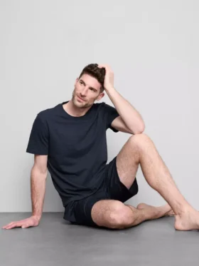 Pyjamasar-set med t-shirt och shorts