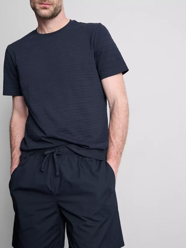 Pyjamasar-set med t-shirt och shorts