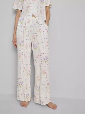 Pyjamasbyxor med blommönster och vida ben