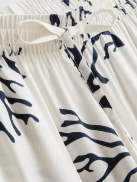 Pyjamasbyxor med vid ben och korallmönster