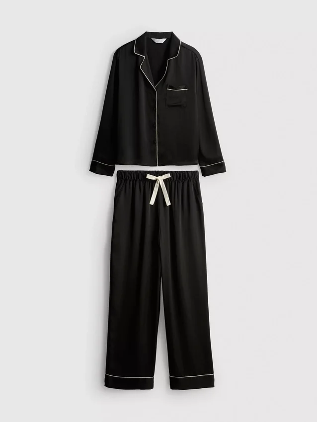 Pyjamaset i satin med kantband
