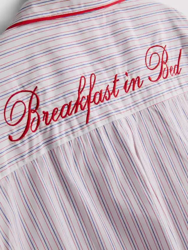 Pyjamaskjorta i bomull för frukost i sängen
