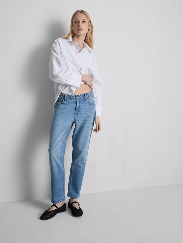 Rakskurna jeans i bomullsdenim med medelhög midja