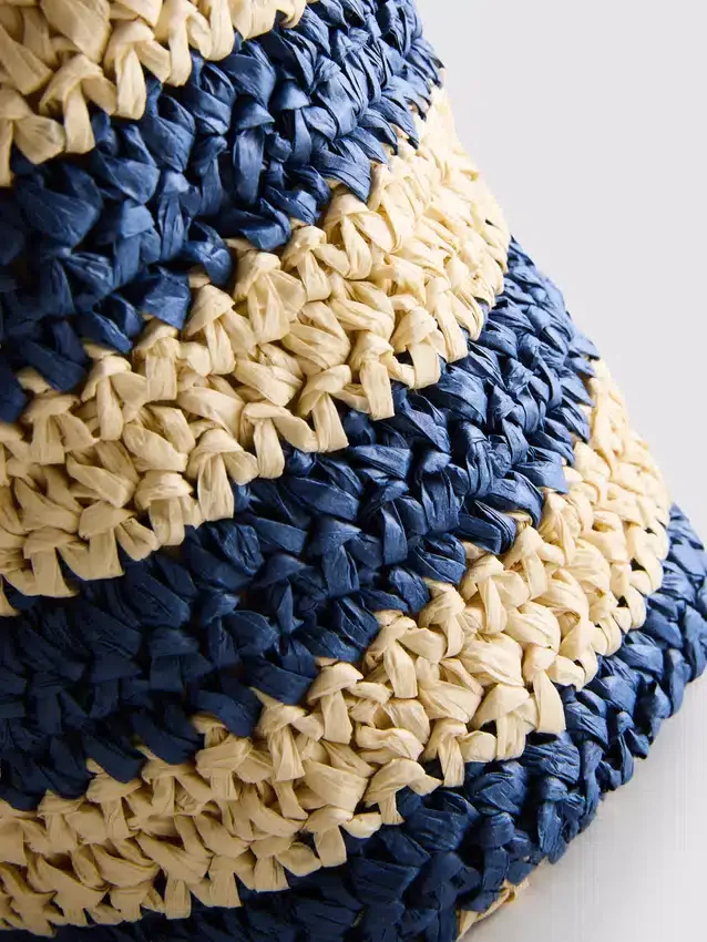 Randig axelväska i raffia