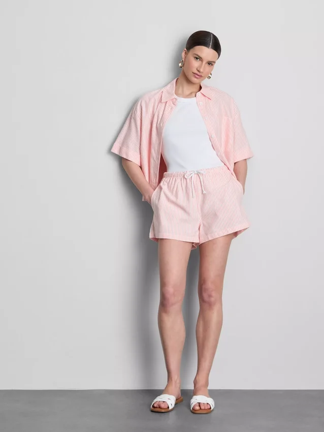 Randiga oxfordshorts med hög midja