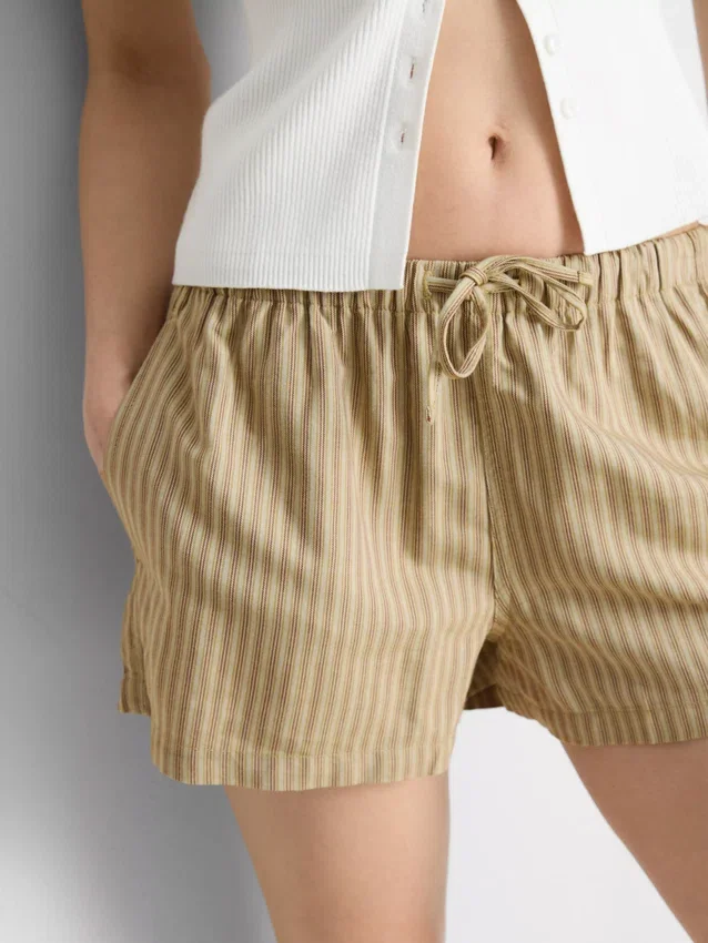 Randiga oxfordshorts med hög midja